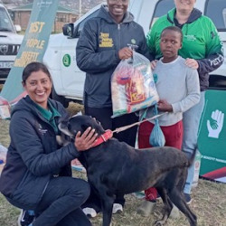 Funda Nenja distributes 60 food parcels, gratefully received from Gift of the Givers